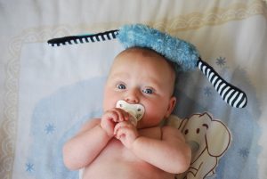bebê usando chupeta