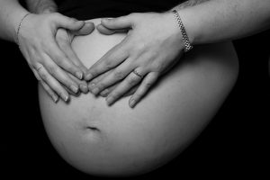 barriga de gravida com estrias