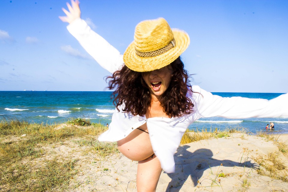 Grávidas na praia; Verão; Cuidados 🌊🏖⛱🤰 Grávida na praia é saudável e  não tem contra-indicações. Porém é necessário que você tome alguns  cuidados, By Fubá Pequenos e Gestantes